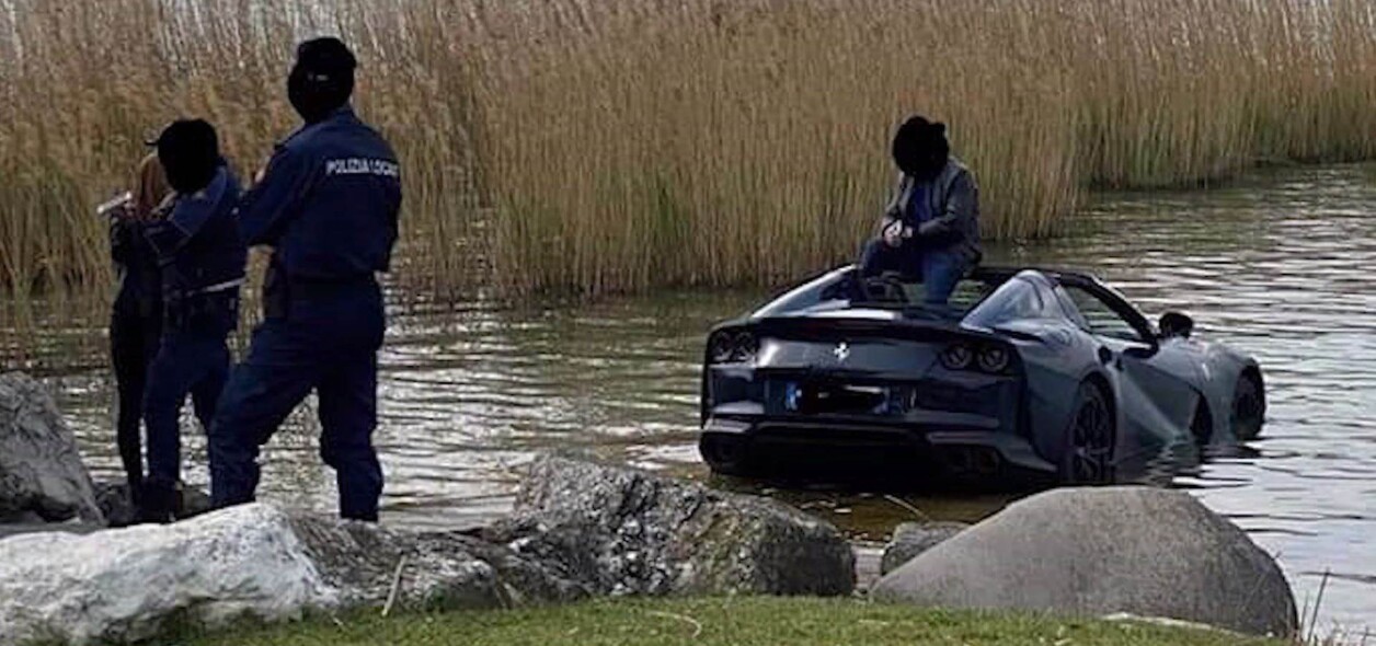 Dimentica di tirare il freno a mano: la Ferrari finisce nel lago